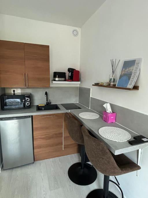 First Apartment Бурж Екстериор снимка